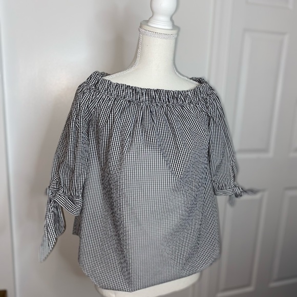 Amy byer off the shoulder top - Picture 2 of 3